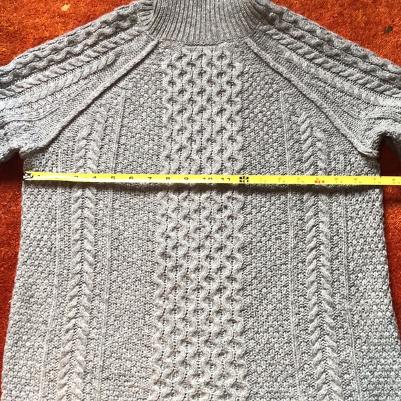 Beautiful Vince cable knit turtleneck. Very soft. Size S - Picture 5 of 6